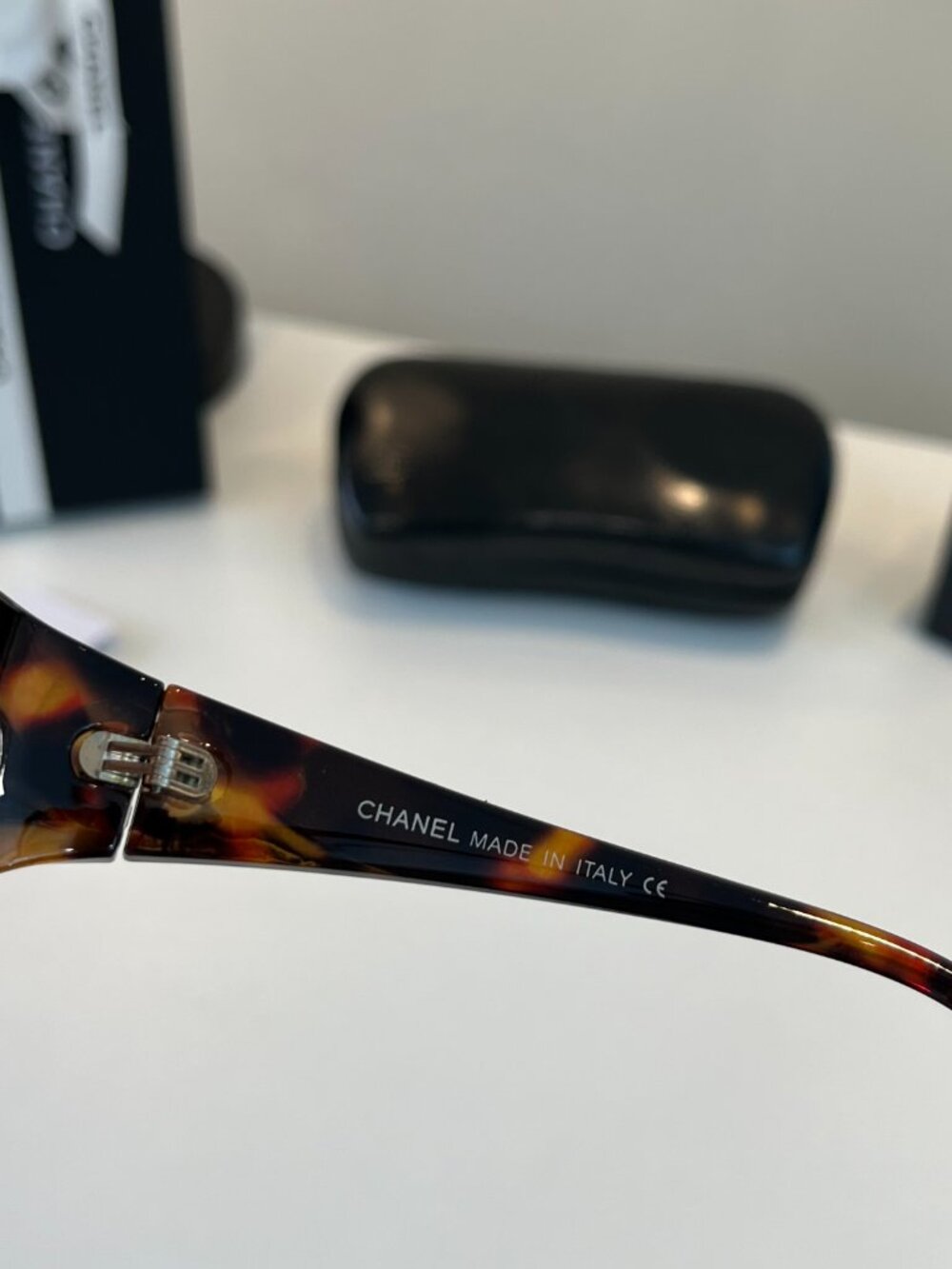 Vintage Chanel gold logo sunglasses - Picture 5 of 10